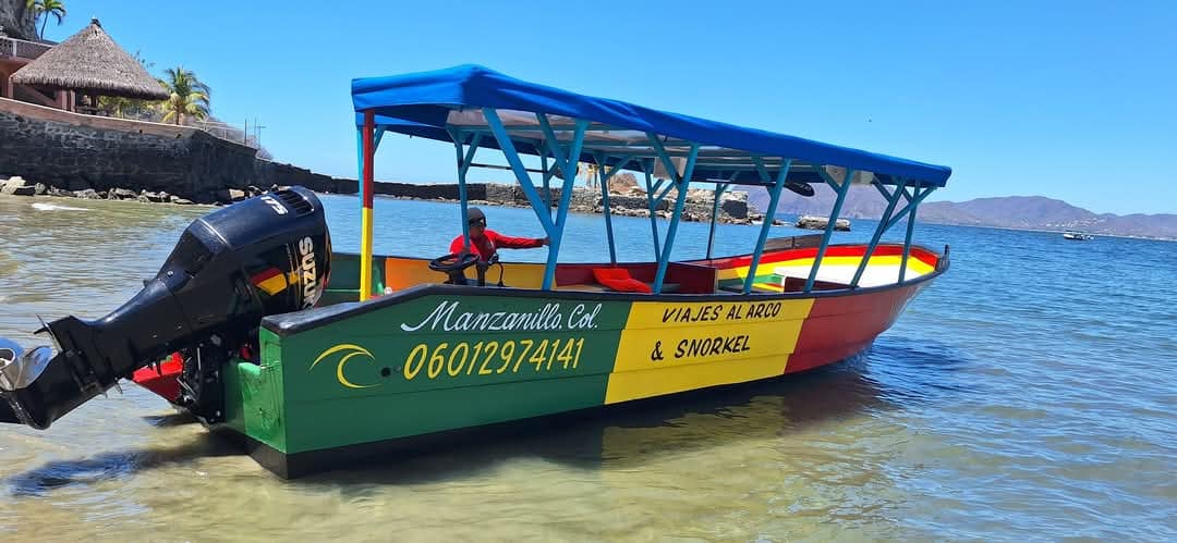 Lancha en el mar de Manzanillo